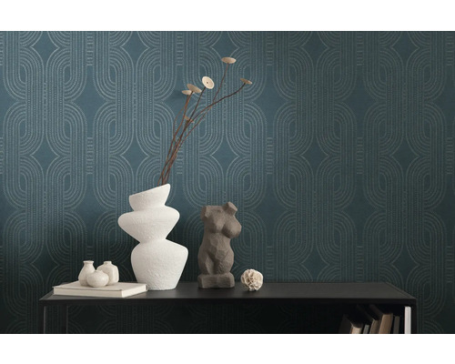 Dekorative Tapete mit geometrischem Muster, kombiniert mit Vasen und Dekorationsgegenständen auf einem Regal