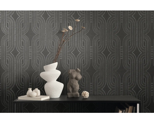 Dekoratives Interieur mit gemusterter Tapete, skulpturaler Vase und Ornamenten auf einem Regal