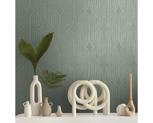 Dekoratives Interieur mit Tapete, Vasen, Kerzen und Kunstobjekt auf einem Tisch