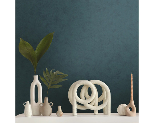 Dekorative Vasen und Kerzenständer auf einer Ablage