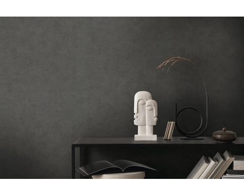 Dekoratives Wanddesign mit dunkler Vinyltapete im Interieur