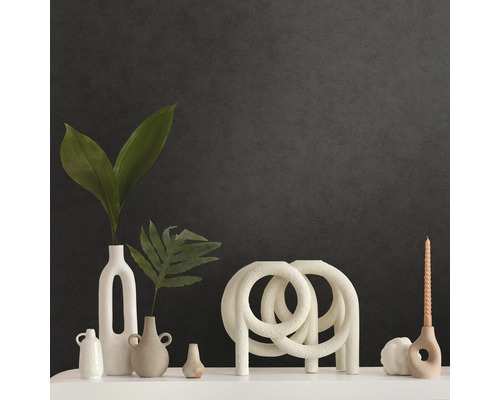 Dekorative Vasen, Kerzenhalter und Kerze auf einem Regal