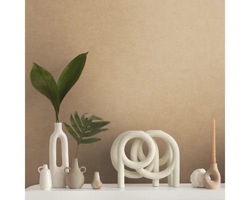 Dekorative Anordnung mit Vasen, Kerzen und Pflanzen auf einem Tisch