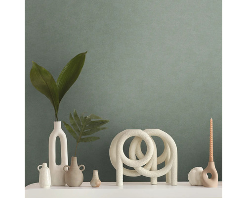 Dekorative Vasen und Kerzenständer auf einem Regal