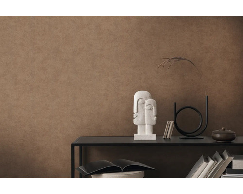 Wandgestaltung mit brauner Strukturtapete und dekorativen Elementen auf einem Regal.