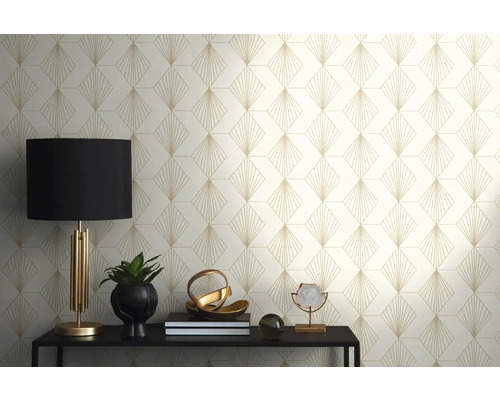 Dekoratives Zimmer mit gemusterter Tapete, Lampe und Tisch