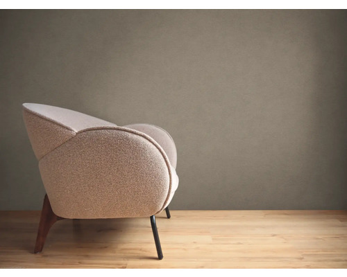 Beigefarbenes Sofa mit Holzbeinen auf Holzboden