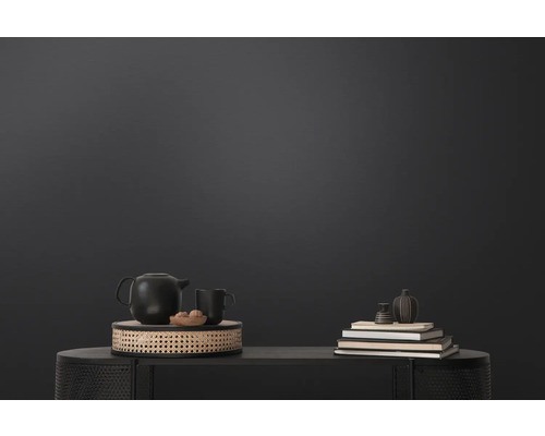 Dekorative Szene mit Teekanne, Tasse und Büchern auf einem Tisch