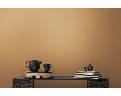 Dekorative Anordnung mit Teekanne, Tasse, Büchern und Vasen auf einem Tisch