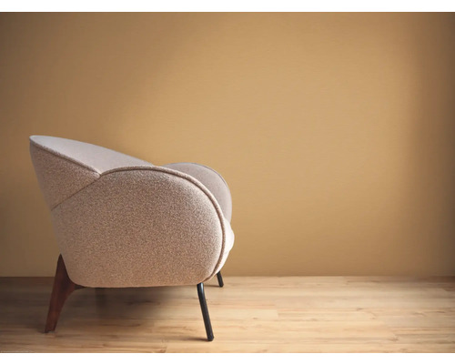 Polstersessel mit Holzbeinen im Wohnzimmer