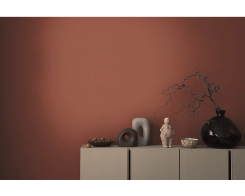 Dekorative Gegenstände auf einem Schrank vor einer Wand