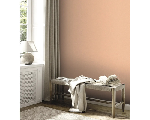 Dekorative Wandgestaltung mit Uni Tapete in einem hellen Raum.