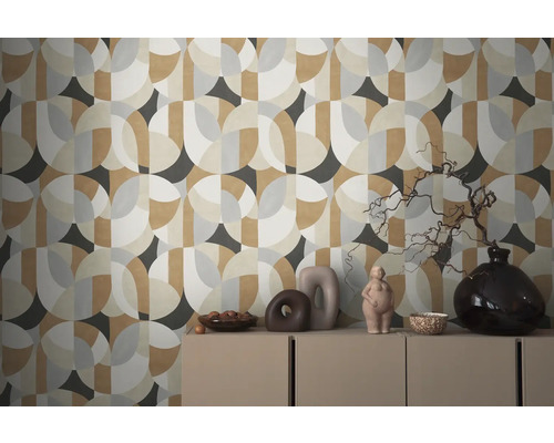 Szene mit gemusterter Tapete, Kommode und Dekoration