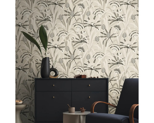 Wohnraum mit floral gemusterter Tapete, Kommode und Sessel