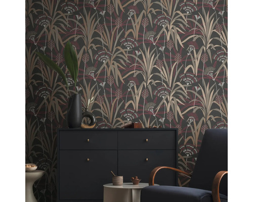 Wohnraum mit gemusterter Tapete, Kommode und Sessel