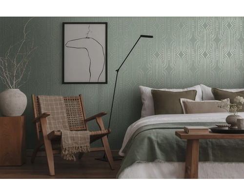 Schlafzimmer mit Bett, Stuhl, Stehlampe und gemusterter Tapete