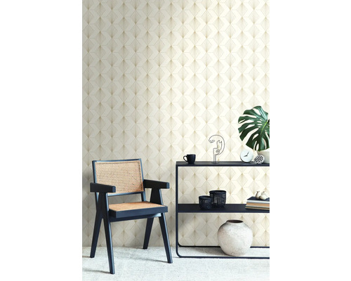 Wohnszene mit gemusterter Tapete, Stuhl und Regal