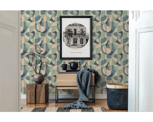 Einrichtungsbeispiel mit geometrischer Tapete, Beistelltisch und Wohnaccessoires für ein stilvolles Zuhause.