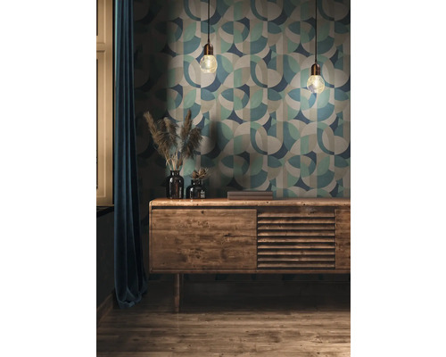 Wohnzimmer mit gemusterter Tapete, Pendelleuchten und Kommode aus Holz