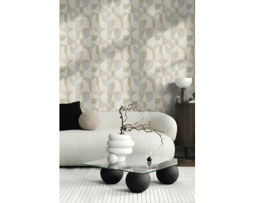 Wohnzimmer mit geometrischer Tapete, Sofa und Couchtisch