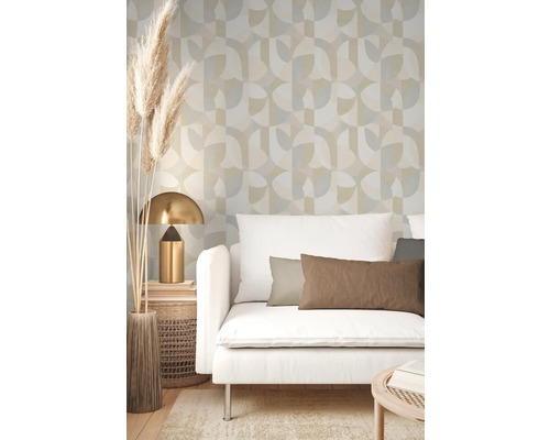 Wohnzimmer mit grafischer Tapete, Sofa, Tischlampe und Dekoration