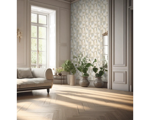 Heller Wohnraum mit geometrischer Tapete, Sofa und Pflanzen