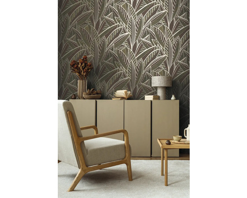 Einrichtungsidee mit floraler Vliestapete, Sessel und Anrichte