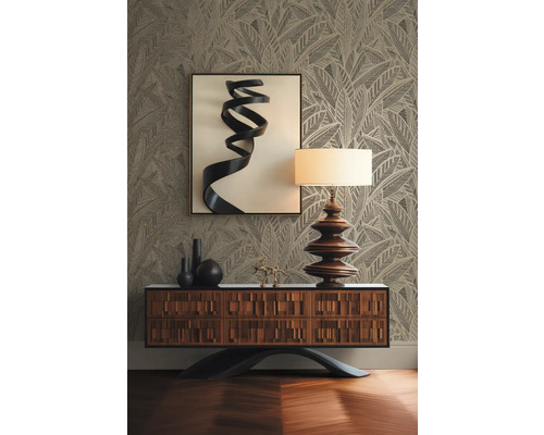 Dekorativer Raum mit Kommode, Lampe, Kunstwerk und gemusterter Tapete