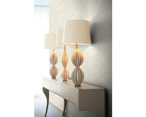 Drei Tischlampen mit Lampenschirm auf einer Konsole