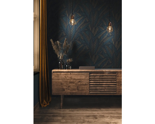 Wohnraum mit Holzkommode, Dekorationsgegenständen und gemusterter Tapete.