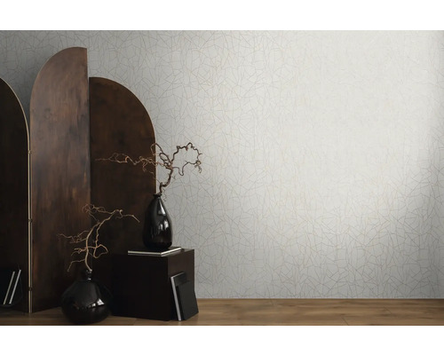 Helle Tapete mit abstraktem Linienmuster in einem Raum mit Dekoration