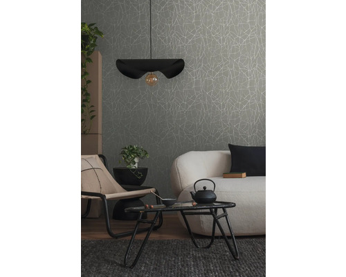 Wohnzimmer mit grauer Mustertapete, schwarzer Hängelampe und weißen Möbeln