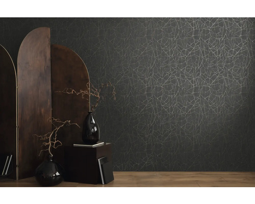 Raumansicht mit gemusterter Tapete, Raumteiler und dekorativen Vasen