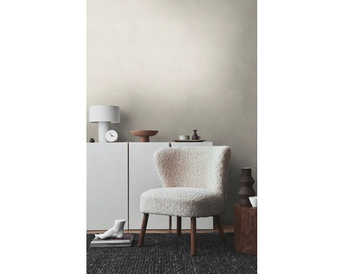 Wohnzimmer mit Struktur Tapete, Sessel, Kommode und Dekoration