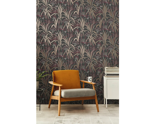 Dekoratives Zimmer mit gemusterter Tapete, Sessel und Beistelltisch