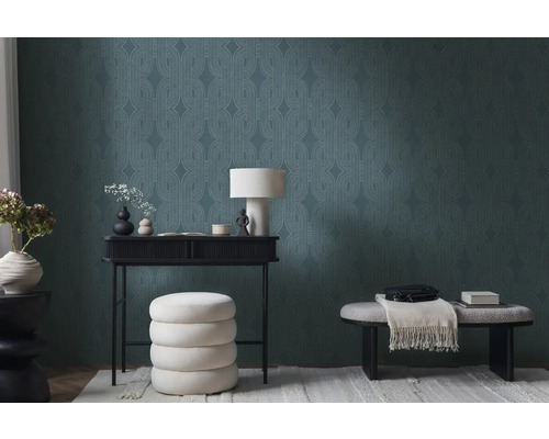 Dekoratives Interieur mit Tapete, Konsole, Lampe und Sitzgelegenheit