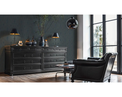 Wohnzimmer mit Kommode, Sessel und Beistelltisch