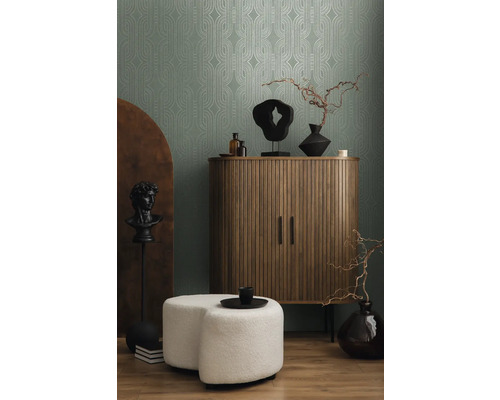 Dekoratives Wohnzimmer mit Holzschrank, Ottomanen und gemusterter Tapete für ein stilvolles Ambiente