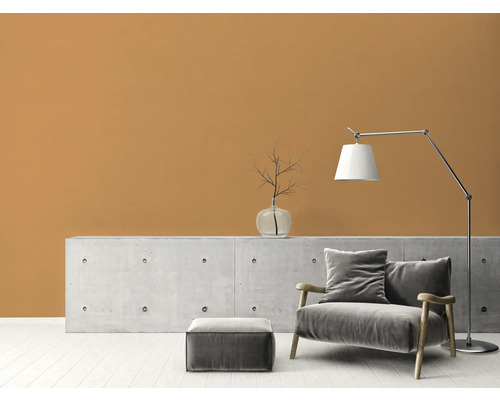 Modernes Wohnzimmer mit Sessel, Stehlampe und Betonkonsole