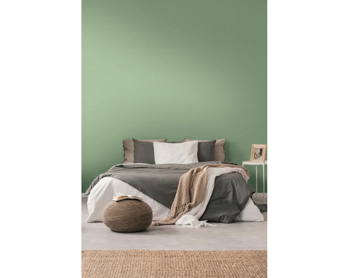 Schlafzimmer mit Bett, Nachttisch und Teppich