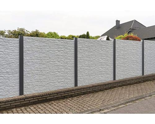 Gartenansicht mit Sichtschutzzaun aus Beton und Metallpfosten