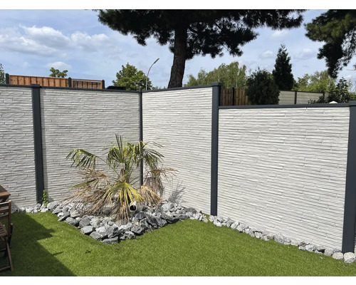 Garten mit Sichtschutzzaun aus Beton und Kunstgras