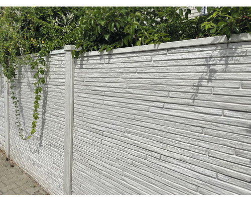 Betonzaun mit horizontaler Steinoptik und Begrünung