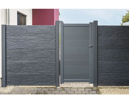 Grauer Gartenzaun mit Tür und Steinoptik