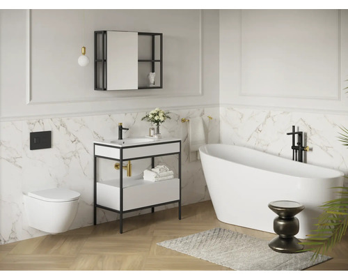 Badezimmer mit Waschtisch, Spiegel, Toilette und freistehender Badewanne in hellem Design