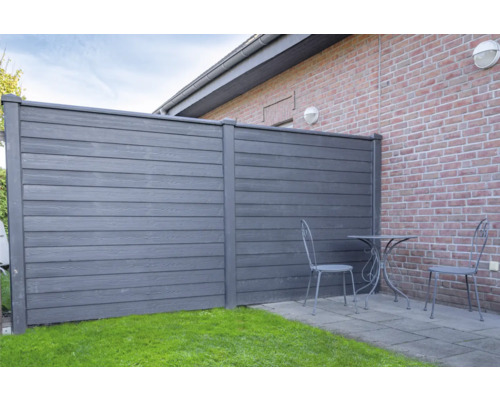 Garten mit Holzzaun, Gartentisch und Stühlen