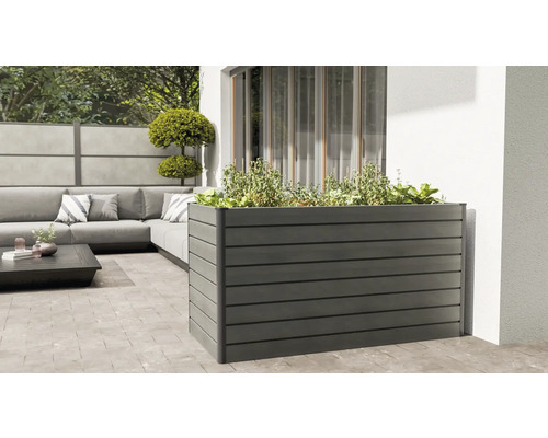 Hochbeet aus Holzverbundstoff auf einer Terrasse mit Pflanzen