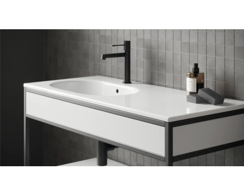 Badezimmerwaschtisch mit Waschbecken, Armatur und Kosmetikprodukten