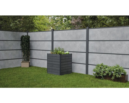 Gartenszene mit Sichtschutzzaun, Pflanzkasten und Grünpflanzen auf Rasen