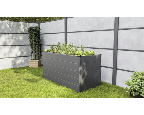 Garten mit Hochbeet, Pflanzen und Zaunelementen